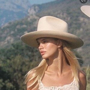 Almost new Lack of color gold finger hat